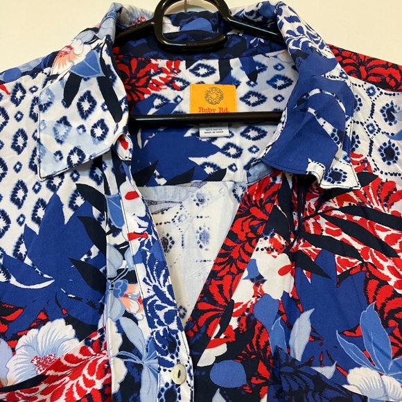 💲⬇️ Ruby Rd. Woman Floral Button-Down Blouse - Picture 3 of 7
